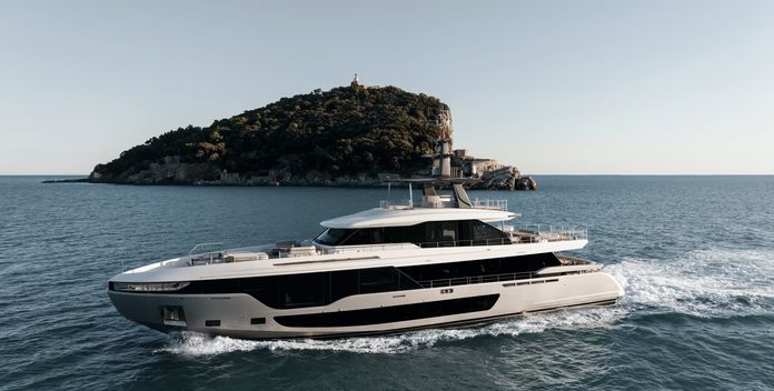 Luz de Mar yacht charter Azimut Motor Yacht