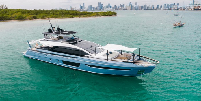 Latitude yacht charter Azimut Motor Yacht