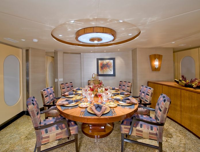 Dining salon