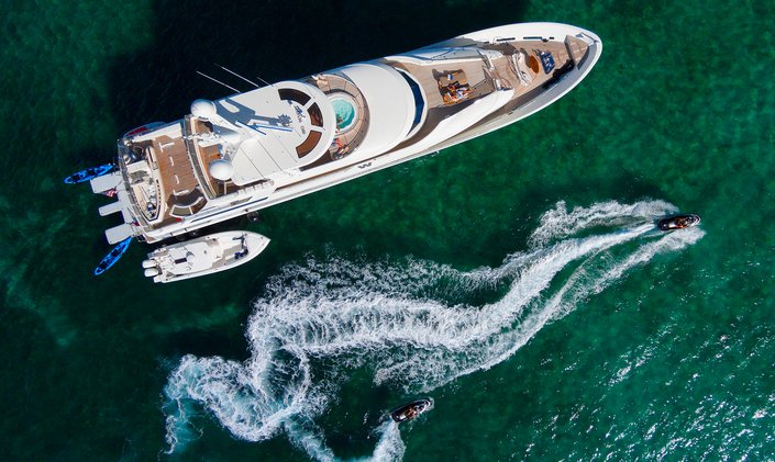 M/Y W Drops Rate by $10,000 in the Bahamas