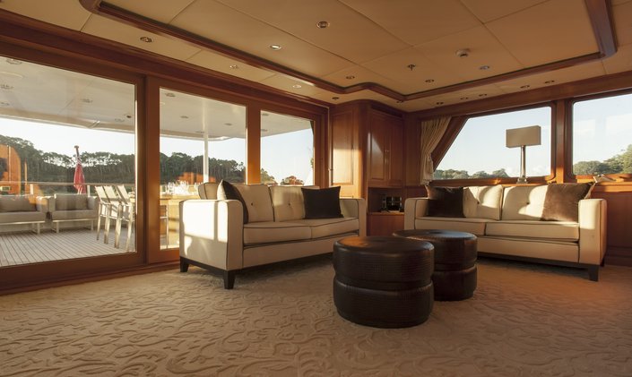 M/Y RELENTLESS Cruising in Tahiti