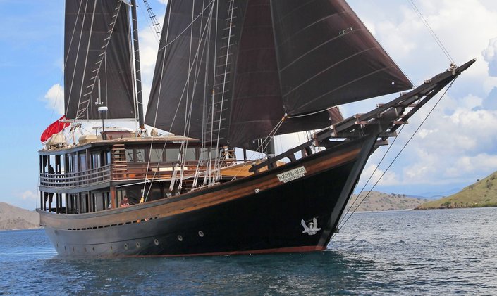 Last chance of 2018 to charter S/Y ‘Dunia Baru’ in Komodo 
