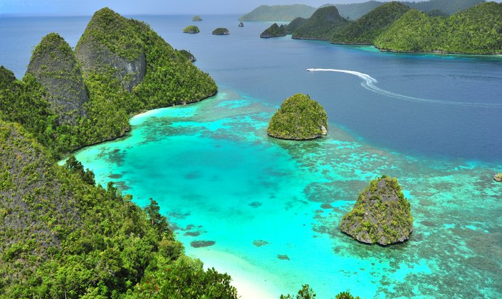 Explore the Raja Ampat Islands onboard yacht LADY AZUL 