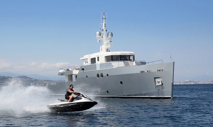 Luxury yacht SIEMPRE joins the charter fleet