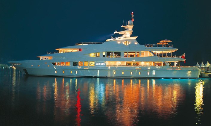 M/Y 'Lady Lola' Now Open For Christmas 