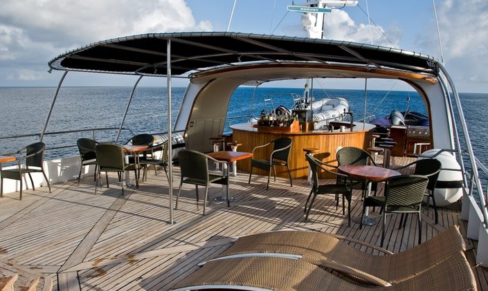 M/Y INTEGRITY Lowers Rate in Galapagos Islands 