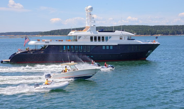 M/Y CAPRICORN Offers Bahamas Christmas Charter