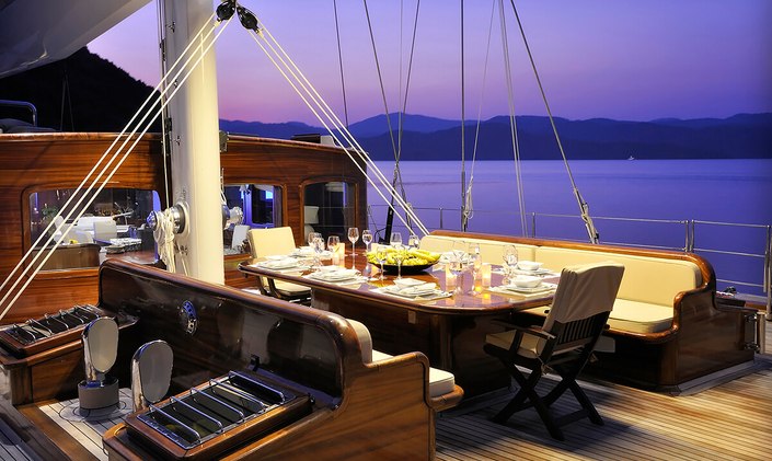 Book S/Y REGINA Now for Christmas Charters