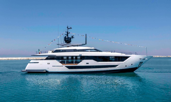 Superyacht ÉTOILE: Custom Line launches their new shining star