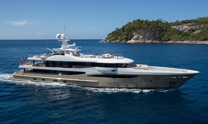 Last minute availability for escapes to the Bahamas with charter yacht AMIGOS