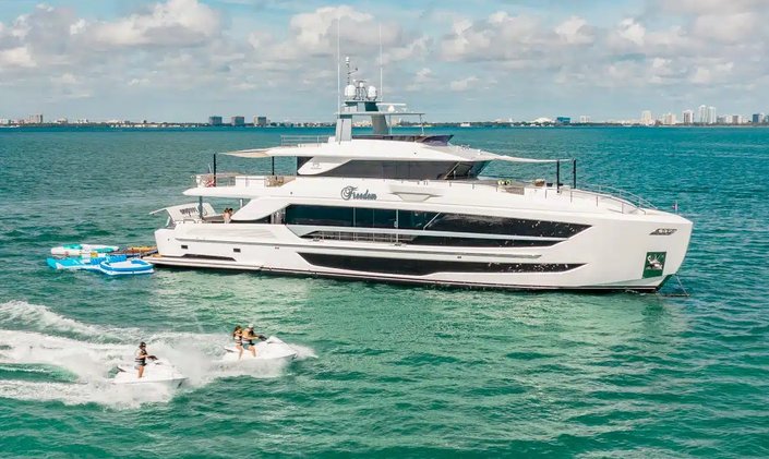 Join 33M Horizon motor yacht FREEDOM on an idyllic Caribbean yacht charter