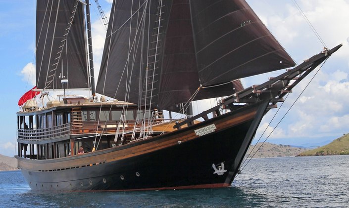 Last chance of 2018 to charter S/Y ‘Dunia Baru’ in Komodo 