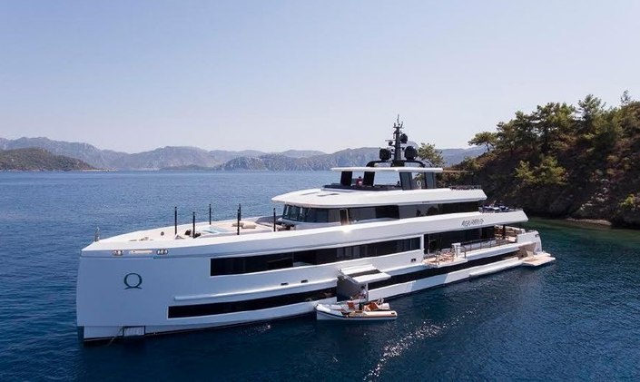 Charter award-winning superyacht AQUARIUS this summer