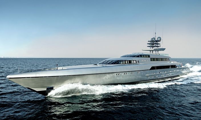 Charter M/Y ‘Silver Fast’ At The Abu Dhabi Grand Prix 