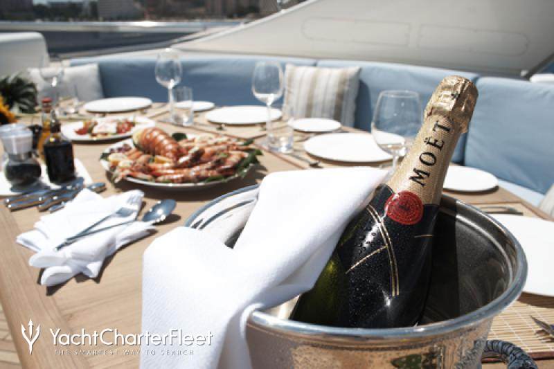 yacht champagne