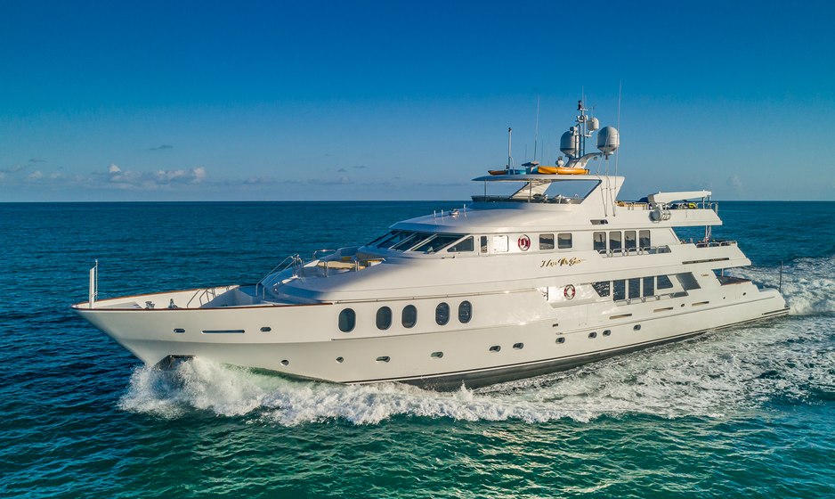 Embrace A Bahamian Christmas With Reduced Rates Onboard Charter Yacht I LOVE THIS BOAT