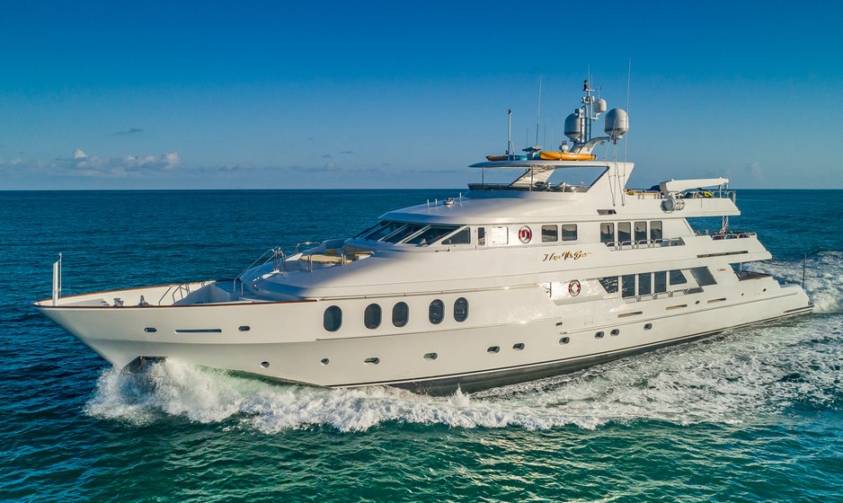 Embrace A Bahamian Christmas With Reduced Rates Onboard Charter Yacht I LOVE THIS BOAT