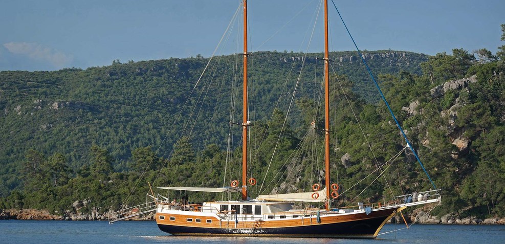 La Reine Charter Yacht